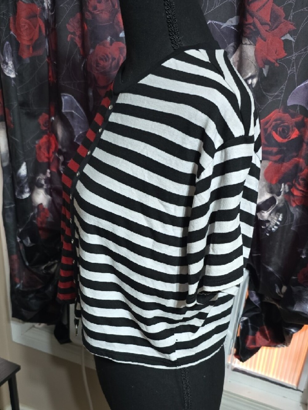 Midnight Hour Women’s Split Stripe Crop Top With O-Ring Details - Picture 5 of 8